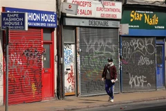 Các cửa hàng kinh doanh đóng cửa khi lệnh phong tỏa được áp đặt nhằm ngăn dịch COVID-19 lây lan tại London, Anh ngày 13/4/2020. (Nguồn: THX/TTXVN) 