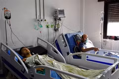 Những người bị thương trong vụ tấn công bằng máy bay không người lái nhằm vào Học viện Quân sự Syria được điều trị tại bệnh viện ở Homs, ngày 5/10/2023. (Ảnh: AFP/TTXVN)