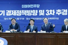 Bộ trưởng Tài chính Hàn Quốc Hong Nam-ki (thứ 2, phải) phát biểu tại cuộc họp về gói cung cấp tài chính khẩn cấp đợt 3 nhằm ứng phó dịch COVID-19, ở Seoul ngày 1/6/2020. (Nguồn: Yonhap/TTXVN) 