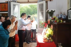 Tổng Bí thư, Chủ tịch nước Tô Lâm dâng hương tưởng niệm nhạc sỹ Văn Cao - tác giả Quốc ca Việt Nam. (Ảnh: Lâm Khánh/TTXVN)