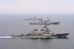 Tàu khu trục lớp Arleigh Burke được trang bị tên lửa dẫn đường USS John S. McCain (phía trước) tham gia cuộc tập trận chung Đại bàng non ở ngoài khơi Bán đảo Triều Tiên, ngày 17/3/2013. (Ảnh: AFP/TTXVN)