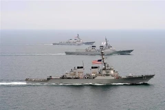 Tàu khu trục lớp Arleigh Burke được trang bị tên lửa dẫn đường USS John S. McCain (phía trước) tham gia cuộc tập trận chung Đại bàng non ở ngoài khơi Bán đảo Triều Tiên, ngày 17/3/2013. (Ảnh: AFP/TTXVN)