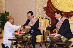 [Photo] Chủ tịch nước dự lễ buộc chỉ cổ tay cầu may tại Lào