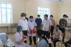 Chủ tịch Ủy ban Nhân dân tỉnh Hà Nam Trương Quốc Huy (thứ 2, trái sang) kiểm tra công tác tiêm vaccine phòng COVID-19 tại thị xã Duy Tiên. (Ảnh: Thanh Tuấn/TTXVN) 