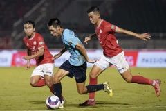 Pha tranh bóng giữa cầu thủ đội bóng Câu lạc bộ Thành phố Hồ Chí Minh (áo đỏ) và cầu thủ Hồng Lĩnh Hà Tĩnh (áo xanh). (Ảnh: Thanh Vũ/TTXVN) 