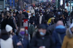 Người dân mua sắm tại các cửa hàng ở Tauentzienstrasse, Berlin (Đức). (Ảnh: Getty Images/TTXVN) 