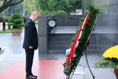 Video Tổng thống Nga Vladimir Putin đặt vòng hoa tại Lăng Chủ tịch Hồ Chí Minh