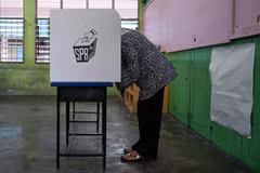 Cử tri bỏ phiếu tại một địa điểm bầu cử ở Selayang, Malaysia, ngày 12/8/2023. (Ảnh: AFP/TTXVN)