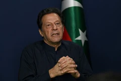 Cựu Thủ tướng Imran Khan trả lời phỏng vấn tại Lahore, Pakistan, ngày 18/5/2023. (Ảnh: AFP/TTXVN)