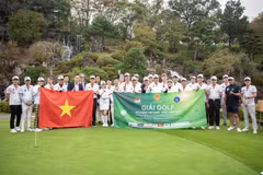 Các golfer tham gia giải đấu. (Ảnh: Đức Thịnh/TTXVN)