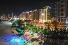 Biển Đà Nẵng sáng đèn phục vụ người dân và du khách về đêm. (Ảnh: Trần Lê Lâm/TTXVN) 