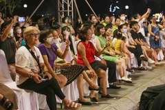 Du khách trong nước và quốc tế thưởng thức các hoạt động về đêm tại Đà Nẵng. (Ảnh: Trần Lê Lâm/TTXVN) 