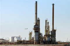 Một cơ sở khai thác dầu tại thị trấn al-Buraqah, Libya. (Ảnh: AFP/TTXVN) 