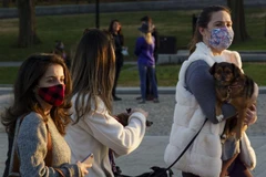 Người dân đeo khẩu trang phòng lây nhiễm COVID-19 tại Washington, D.C., Mỹ, ngày 12/12/2020. (Nguồn: THX/TTXVN) 