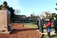 Đại sứ Dương Quốc Thanh và khách mời dâng hoa tại Tượng đài Chủ tịch Hồ Chí Minh. (Ảnh: Hoài Nam/TTXVN) 