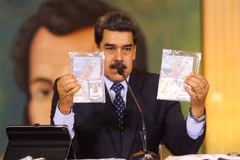 Tổng thống Nicolas Maduro công bố tang vật do lực lượng an ninh thu giữ được từ các lính đánh thuê xâm nhập lãnh thổ Venezuela với âm mưu phá hoại, trong cuộc họp báo quốc tế trực tuyến tại Caracas ngày 6/5/2020. (Nguồn: AFP/TTXVN) 
