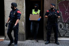 Cảnh sát khám xét một ngôi nhà trong chiến dịch truy quét tội phạm ma túy ở Barcelona, Tây Ban Nha, ngày 7/10/2020. (Nguồn: AFP/TTXVN) 