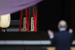 Cây masakaki được Thủ tướng Nhật Bản Fumio Kishida gửi cúng tại đền Yasukuni ngày 17/10/2021. (Ảnh: Kyodo/TTXVN) 