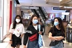 Người dân Thái Lan đeo khẩu trang để phòng chống dịch COVID-19. (Ảnh: Ngọc Quang/TTXVN) 