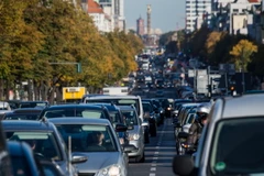 Dòng xe ôtô di chuyển ở Berlin, Đức. (Nguồn: AFP/TTXVN)