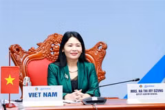 Bà Hà Thị Mỹ Dung, Phó Tổng Kiểm toán Nhà nước dự cuộc họp trực tuyến. (Ảnh: Phương Hoa/TTXVN) 