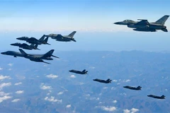 Máy bay ném bom B-1B (trái), US F-35A (phía xa) của Không lực Mỹ (trái) và F-16 (phải) cùng F-15K (trái, phía trên) của Hàn Quốc trong cuộc tập trận chung thường niên Vigilant Ace ngày 6/12/2017. (Nguồn: AFP/TTXVN) 