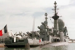 Tàu ngầm hạt nhân La Perle (phải) của Pháp tại cảng La Goulette ở Tunis, Tunisia, ngày 29/11/1997. (Ảnh: AFP/TTXVN) 