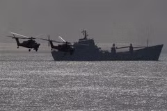 Tàu chiến và trực thăng quân sự của Nga. (Nguồn: AFP/TTXVN) 