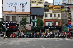 Cảnh đông đúc trên phố Khâm Thiên chiều 13/4/2020. (Ảnh: Ngọc Hà/TTXVN)