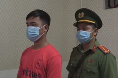 Nam thanh niên (trái) cho 3 người Trung Quốc lưu trú trái phép bị khởi tố. (Nguồn: Công an Bình Dương) 