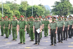 Toàn cảnh buổi lễ xuất quân tăng cường cán bộ, chiến sỹ làm nhiệm vụ phòng, chống dịch COVID-19 trên địa bàn huyện Phù Yên, tỉnh Sơn La. (Ảnh: TTXVN phát) 