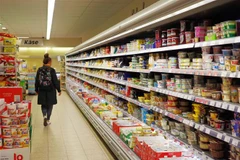 Người tiêu dùng lựa chọn mua hàng tại một siêu thị ở Berlin, Đức ngày 27/4/2022. (Ảnh: THX/TTXVN) 