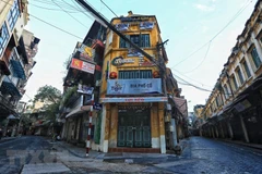 Phố Tạ Hiện, một trong những điểm ăn chơi đông đúc vắng vẻ không bóng người lúc 6h sáng 24/7. (Ảnh: Thành Đạt/TTXVN) 