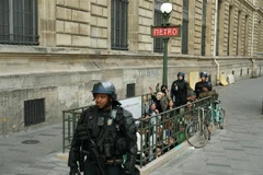 Cảnh sát Pháp tại một ga tàu điện ngầm ở Paris ngày 7/10/2023. (Ảnh: AFP/TTXVN)