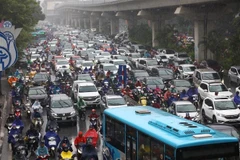 Ùn tắc tại đường Nguyễn Trãi, đoạn gần ngã tư hầm chui Khuất Duy Tiến, quận Thanh Xuân. (Ảnh: Huy Hùng/TTXVN)