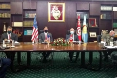 Bộ trưởng Quốc phòng Mỹ Kais Saied (thứ 2, trái) trong cuộc gặp người đồng cấp Tunisia Ibrahim Bartagi (thứ 2, phải) tại Tunis ngày 30/9/2020. (Nguồn: AFP/TTXVN) 