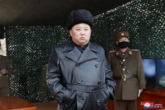Nhà lãnh đạo Triều Tiên Kim Jong-un thị sát cuộc diễn tập pháo binh tầm xa của quân đội nước này ngày 2/3/2020. (Nguồn: Yonhap/TTXVN) 