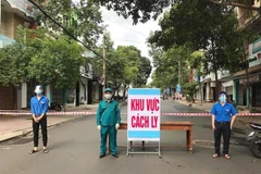 Đoàn viên, thanh niên Phường Thắng Lợi (thành phố Buôn Ma Thuột) tham gia kiểm soát chốt phong tỏa, cách ly. (Nguồn: TTXVN phát) 