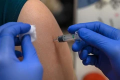 Tiêm vaccine ngừa COVID-19 tại Singapore. (Ảnh: AFP/TTXVN) 