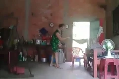 Bà Nguyễn Thị Hoa đã đánh đập chính mẹ ruột của mình. (Ảnh cắt từ clip) 