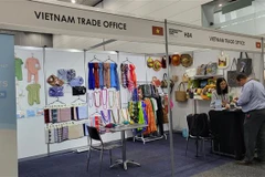 Nhà nhập khẩu tìm hiểu thông tin ngành hàng dệt may của Việt Nam. (Ảnh: Diệu Linh/TTXVN) 