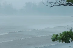 Biển Đồ Sơn (Hải Phòng) mù mịt trước khi bão số 3 đổ bộ (ảnh chụp lúc 12h55). (Ảnh: Minh Quyết/TTXVN)