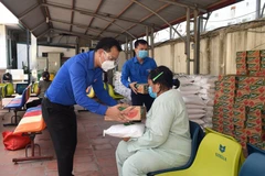 Mỗi suất quà gồm 10kg gạo, 1 thùng mỳ tôm. (Nguồn: plo.vn) 