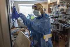 Điều trị cho bệnh nhân nhiễm COVID-19 tại bệnh viện ở Hartford, Connecticut, Mỹ. (Ảnh: AFP/TTXVN) 