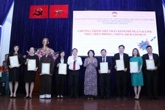 Bà Tô Thị Bích Châu, Chủ tịch Ủy ban Mặt trận Tổ quốc Việt Nam Thành phố Hồ Chí Minh và ông Dương Anh Đức, Phó Chủ tịch Ủy ban nhân dân Thành phố gửi Thư cảm ơn các đơn vị, cá nhân ủng hộ kinh phí phục vụ công tác mua vaccine phòng, chống COVID-19. (Ảnh: 