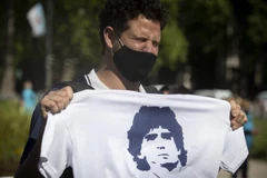 Người hâm mộ chờ tiễn biệt huyền thoại bóng đá Diego Maradona tại tang lễ của ông ở Buenos Aires, Argentina ngày 26/11/2020. (Nguồn: THX/TTXVN) 