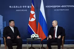 Tổng thống Nga Vladimir Putin (phải) hội đàm với Nhà lãnh đạo Triều Tiên Kim Jong-un tại sân bay vũ trụ Vostochny, tỉnh Amur thuộc vùng Viễn Đông Nga, ngày 13/9/2023. (Ảnh: AFP/TTXVN)