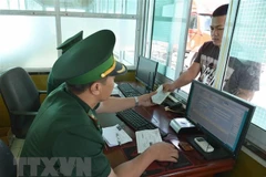 Lực lượng biên phòng cửa khẩu Quốc tế Hữu Nghị (Lạng Sơn) giải quyết thủ tục thông quan. (Ảnh: Quang Duy/TTXVN) 