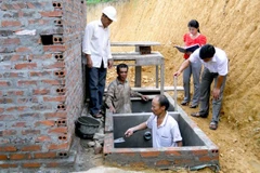 Người dân xã Kim Bình (Chiêm Hóa, Tuyên Quang) thực hiện xây nhà tiêu tự hoại hợp vệ sinh. (Nguồn: Bộ Y tế) 
