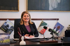 Thứ trưởng Ngoại giao Italy Maria Tripodi trả lời phỏng vấn phóng viên TTXVN. (Ảnh: Thanh Hải/Trường Dụy/TTXVN)